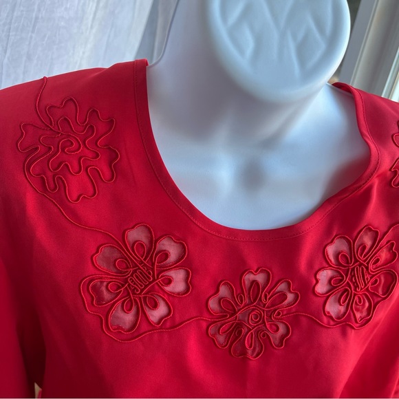 3/$40 Vintage C & A Red Short Sleeve Blouse with cut out flower design Size 16 - Picture 5 of 6